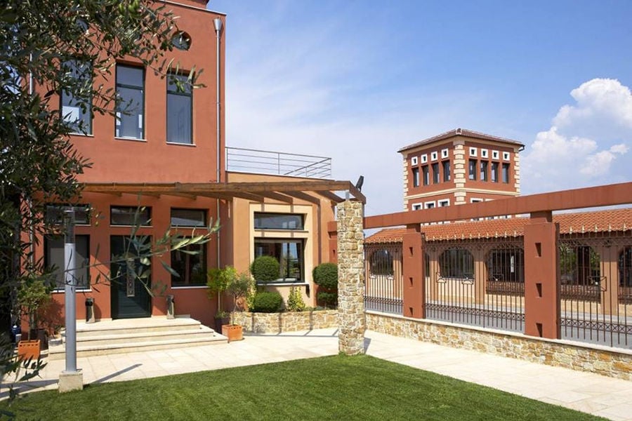 'Wine Art Estate' entrance with three steps stairs and green lawn in the front